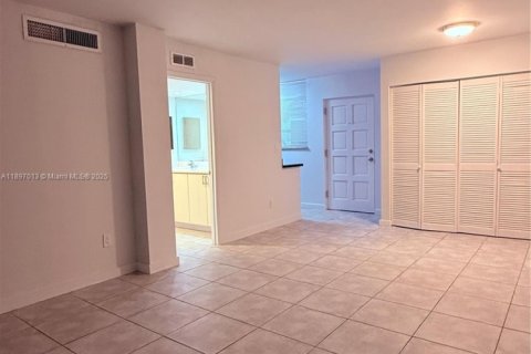 Condominio en alquiler en Miami, Florida, 1 dormitorio, 67.17 m2 № 1948434 - foto 9
