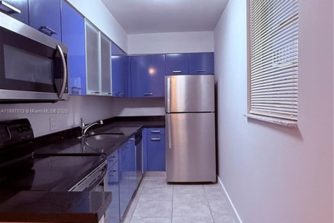 Condominio en alquiler en Miami, Florida, 1 dormitorio, 67.17 m2 № 1948434 - foto 3