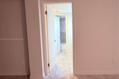 Condominio en alquiler en Miami, Florida, 1 dormitorio, 67.17 m2 № 1948434 - foto 10