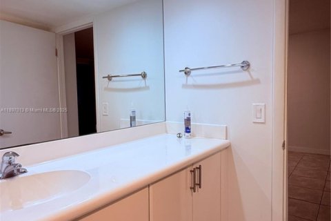 Condominio en alquiler en Miami, Florida, 1 dormitorio, 67.17 m2 № 1948434 - foto 13
