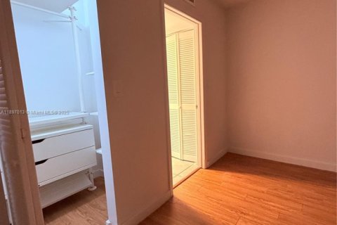 Condominio en alquiler en Miami, Florida, 1 dormitorio, 67.17 m2 № 1948434 - foto 18