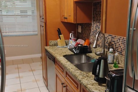 Condominio en venta en Lauderdale Lakes, Florida, 2 dormitorios, 93.09 m2 № 1859943 - foto 1