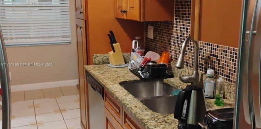Condominio en Lauderdale Lakes, Florida, 2 dormitorios  № 1859943