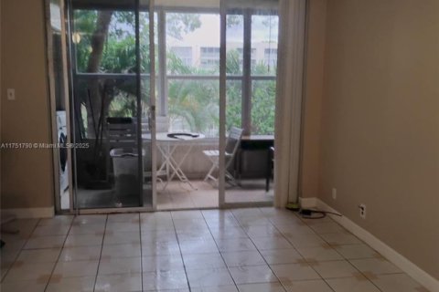 Condominio en venta en Lauderdale Lakes, Florida, 2 dormitorios, 93.09 m2 № 1859943 - foto 8