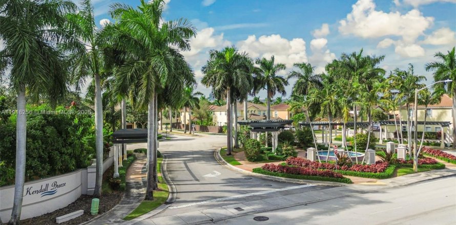 Adosado en Miami, Florida 3 dormitorios, 148.83 m2 № 1975254