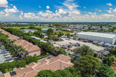 Adosado en venta en Miami, Florida, 3 dormitorios, 148.83 m2 № 1975254 - foto 16
