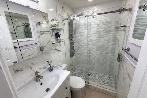 Villa ou maison à vendre à Miami, Floride: 2 chambres, 150.87 m2 № 2025015 - photo 6