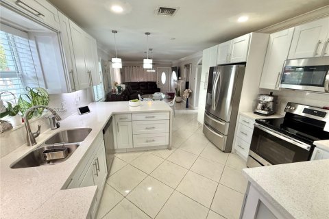 Villa ou maison à vendre à Miami, Floride: 2 chambres, 150.87 m2 № 2025015 - photo 4