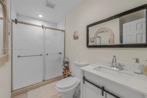 House in Miami, Florida 4 bedrooms, 143.07 sq.m. № 1806451 - photo 25