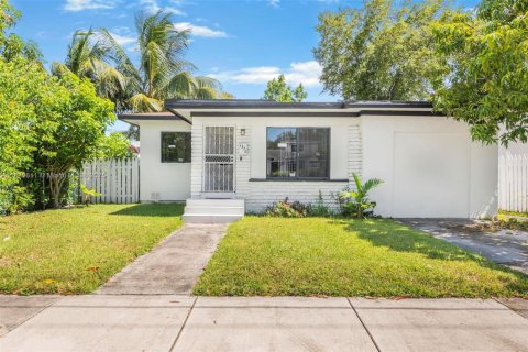 House in Miami, Florida 4 bedrooms, 143.07 sq.m. № 1806451 - photo 2