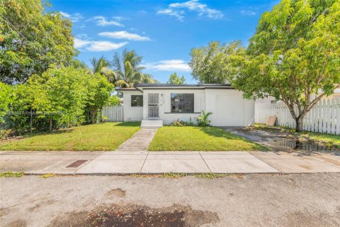 House in Miami, Florida 4 bedrooms, 143.07 sq.m. № 1806451 - photo 4