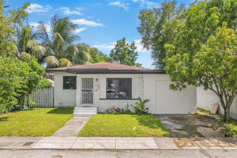 House in Miami, Florida 4 bedrooms, 143.07 sq.m. № 1806451 - photo 1