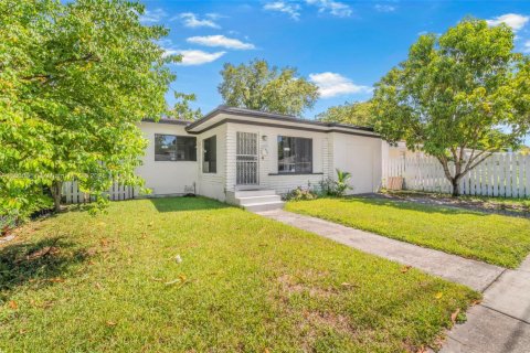 House in Miami, Florida 4 bedrooms, 143.07 sq.m. № 1806451 - photo 3