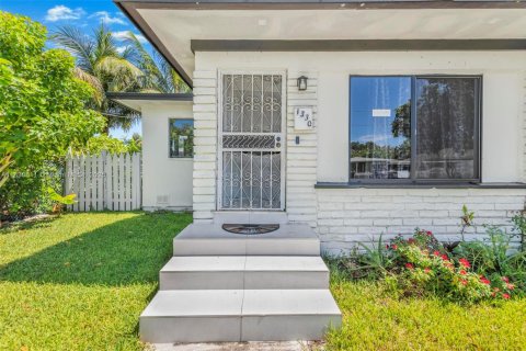 House in Miami, Florida 4 bedrooms, 143.07 sq.m. № 1806451 - photo 6