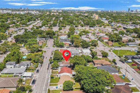 House in Miami, Florida 4 bedrooms, 143.07 sq.m. № 1806451 - photo 10