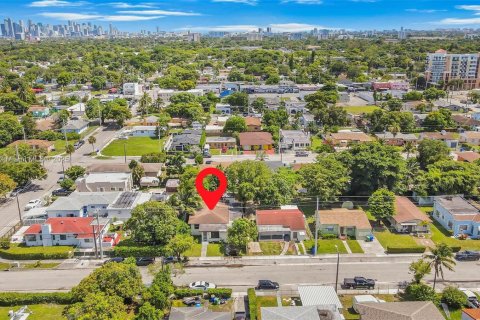 House in Miami, Florida 4 bedrooms, 143.07 sq.m. № 1806451 - photo 12