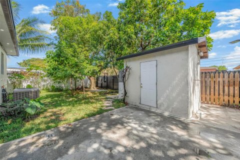House in Miami, Florida 4 bedrooms, 143.07 sq.m. № 1806451 - photo 29
