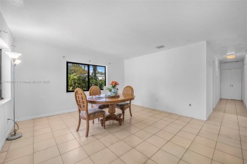 House in Miami, Florida 4 bedrooms, 143.07 sq.m. № 1806451 - photo 19