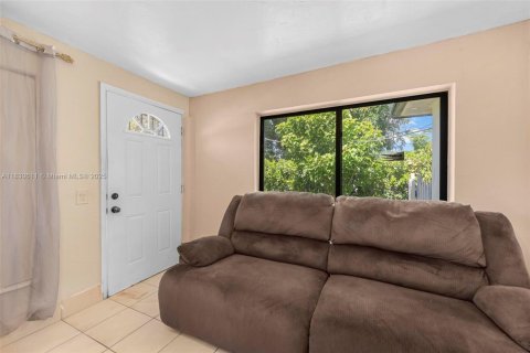 House in Miami, Florida 4 bedrooms, 143.07 sq.m. № 1806451 - photo 13