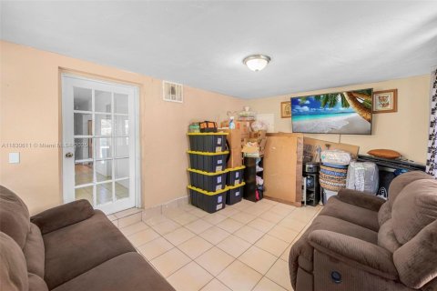 House in Miami, Florida 4 bedrooms, 143.07 sq.m. № 1806451 - photo 14