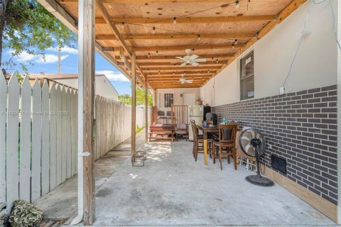 House in Miami, Florida 4 bedrooms, 143.07 sq.m. № 1806451 - photo 27