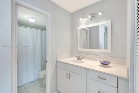 Condo in Miami Beach, Florida, 1 bedroom  № 1972178 - photo 17