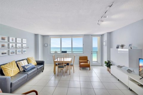 Condo in Miami Beach, Florida, 1 bedroom  № 1972178 - photo 5