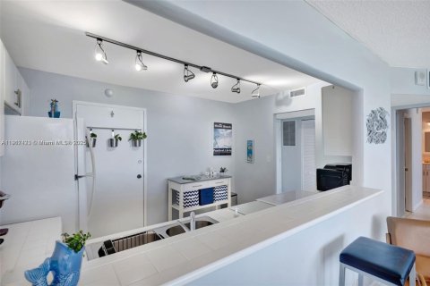 Condo in Miami Beach, Florida, 1 bedroom  № 1972178 - photo 10