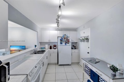 Condo in Miami Beach, Florida, 1 bedroom  № 1972178 - photo 11