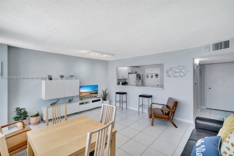 Condo in Miami Beach, Florida, 1 bedroom  № 1972178 - photo 9