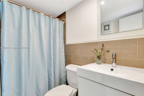 Condo in Miami Beach, Florida, 1 bedroom  № 1972178 - photo 18