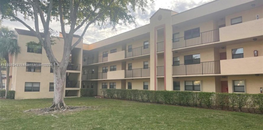 Кондоминиум с 2 спальнями в Мирамар, Флорида № 1956560