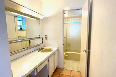 Condominio en venta en Miami Beach, Florida, 1 dormitorio, 70.98 m2 № 2033010 - foto 18