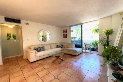 Condominio en venta en Miami Beach, Florida, 1 dormitorio, 70.98 m2 № 2033010 - foto 6