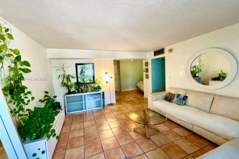 Condominio en venta en Miami Beach, Florida, 1 dormitorio, 70.98 m2 № 2033010 - foto 7