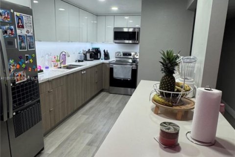 Condo in Hialeah Gardens, Florida, 2 bedrooms  № 1943891 - photo 13