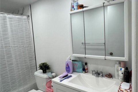 Condo in Hialeah Gardens, Florida, 2 bedrooms  № 1943891 - photo 10
