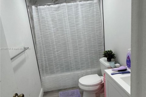 Condo in Hialeah Gardens, Florida, 2 bedrooms  № 1943891 - photo 9