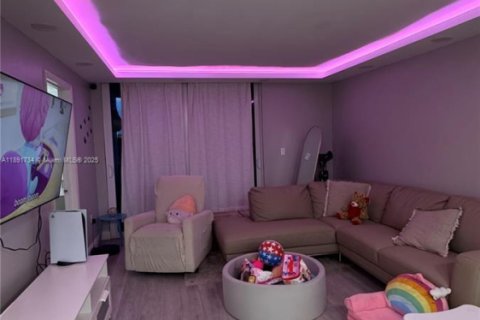 Condo in Hialeah Gardens, Florida, 2 bedrooms  № 1943891 - photo 3