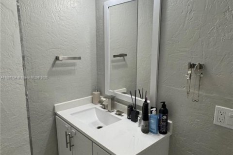 Condo in Hialeah Gardens, Florida, 2 bedrooms  № 1943891 - photo 6