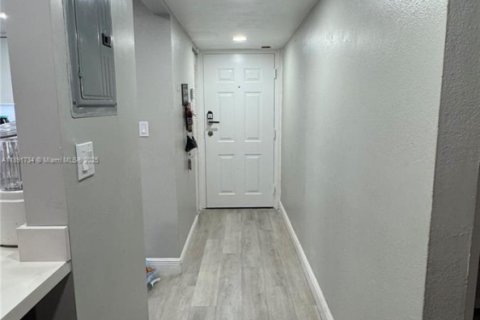 Condo in Hialeah Gardens, Florida, 2 bedrooms  № 1943891 - photo 12