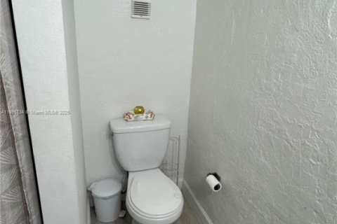 Condo in Hialeah Gardens, Florida, 2 bedrooms  № 1943891 - photo 17