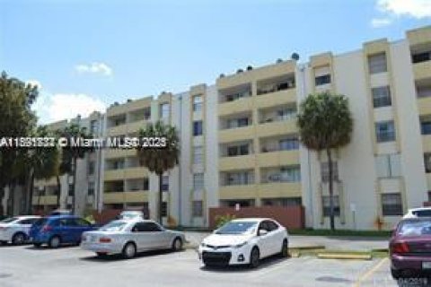Condo in Hialeah Gardens, Florida, 2 bedrooms  № 1943891 - photo 1