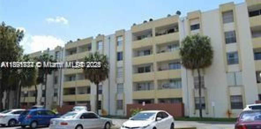 Condo in Hialeah Gardens, Florida, 2 bedrooms  № 1943891