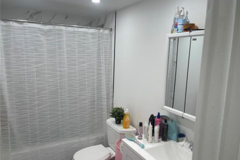 Condo in Hialeah Gardens, Florida, 2 bedrooms  № 1943891 - photo 18
