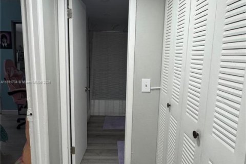 Condo in Hialeah Gardens, Florida, 2 bedrooms  № 1943891 - photo 11