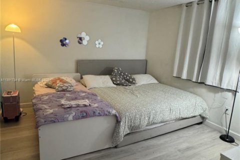 Condo in Hialeah Gardens, Florida, 2 bedrooms  № 1943891 - photo 8