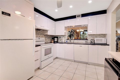 Condominio en venta en Pembroke Pines, Florida, 2 dormitorios, 94.85 m2 № 2051268 - foto 2