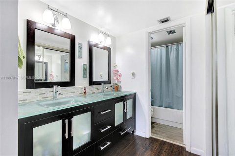 Condominio en venta en Pembroke Pines, Florida, 2 dormitorios, 94.85 m2 № 2051268 - foto 10