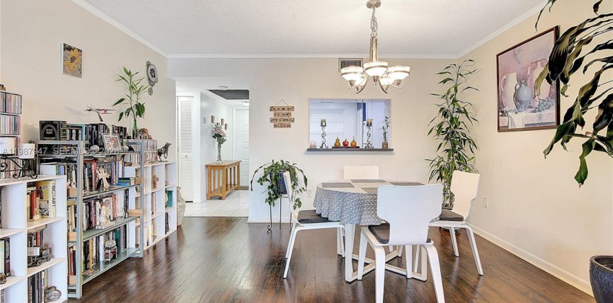 Condominio en Pembroke Pines, Florida, 2 dormitorios  № 2051268